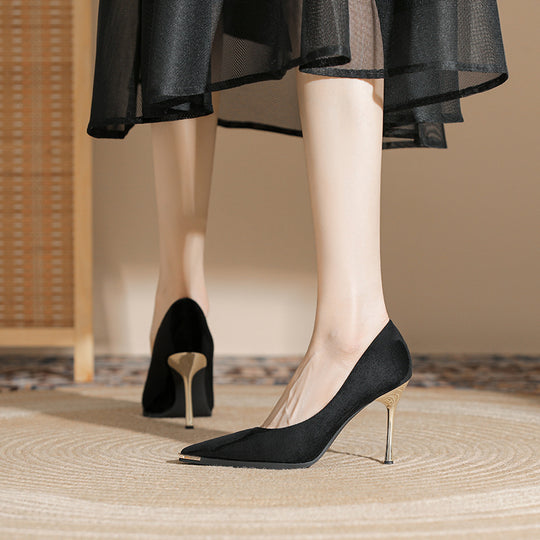 Damen Velours‑Pumps mit schmalem goldfarbenem Stilettoabsatz und Metallkappen‑Detail Shop Nory