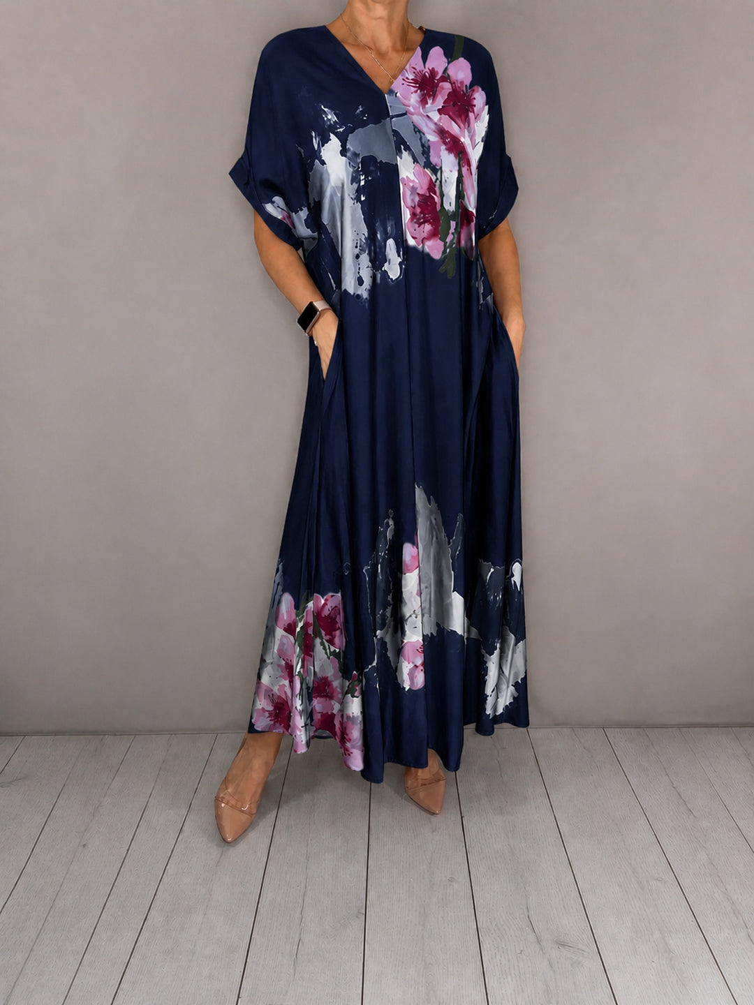 Damen Maxikleid mit weitem Fall, V-Ausschnitt, Eingrifftaschen und floraler Aquarelloptik Shop Nory