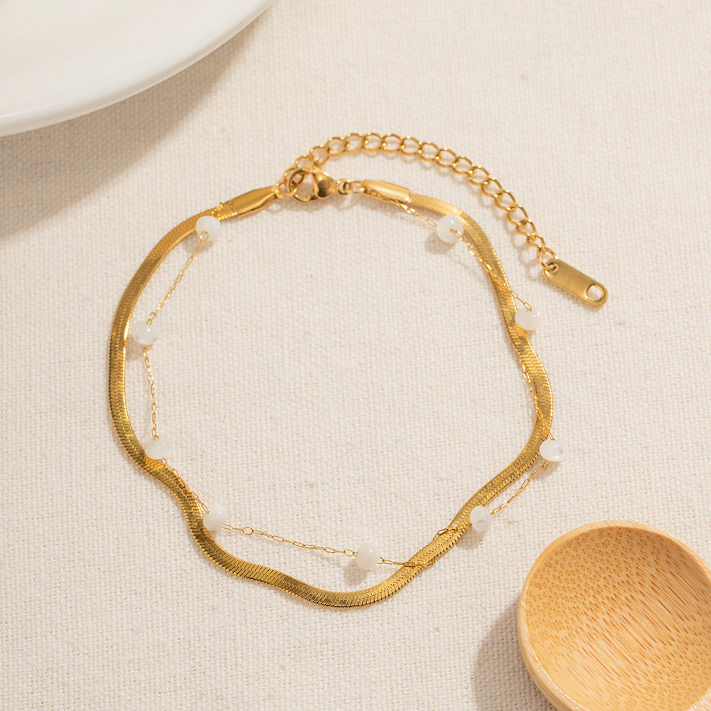 Damen Armband mit zarten Gliederketten und eleganten Perlenakzenten Shop Nory