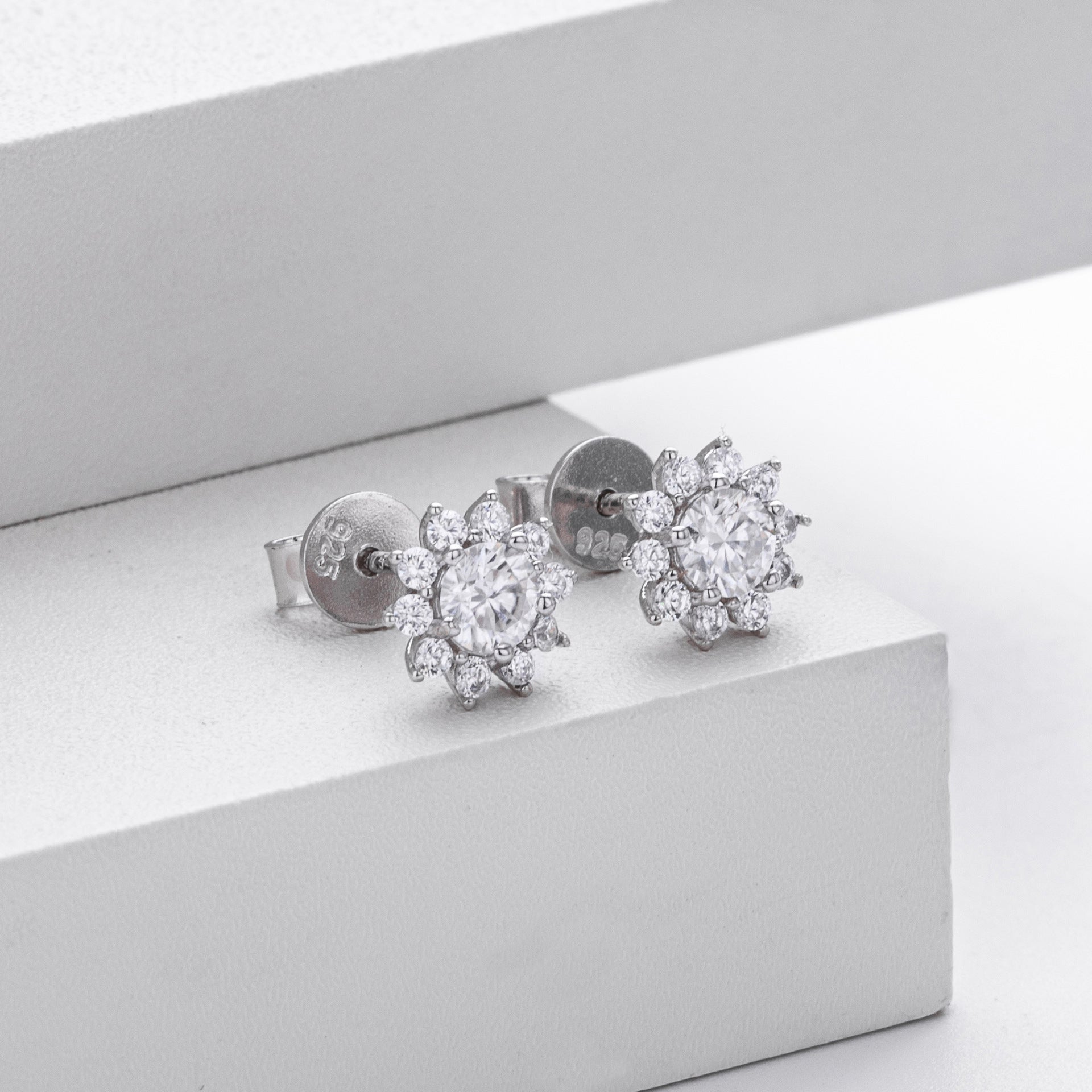 Damen Ohrstecker mit luxuriösem Moissanit-Blütenmotiv aus hochwertigem 925 Sterling Silber Shop Nory