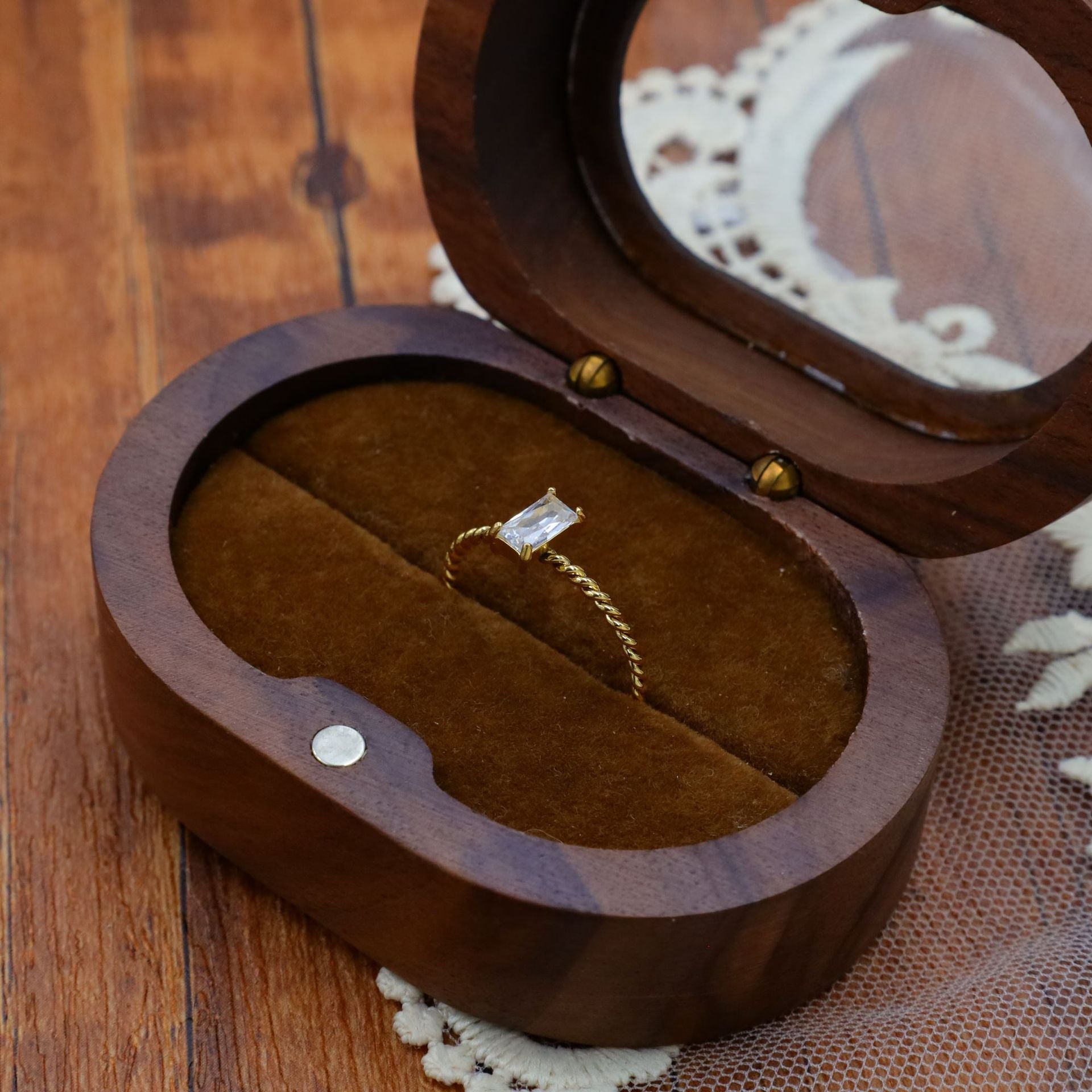 Damen spiralförmiger Ring mit kunstvoll eingefasster Steinfassung Shop Nory