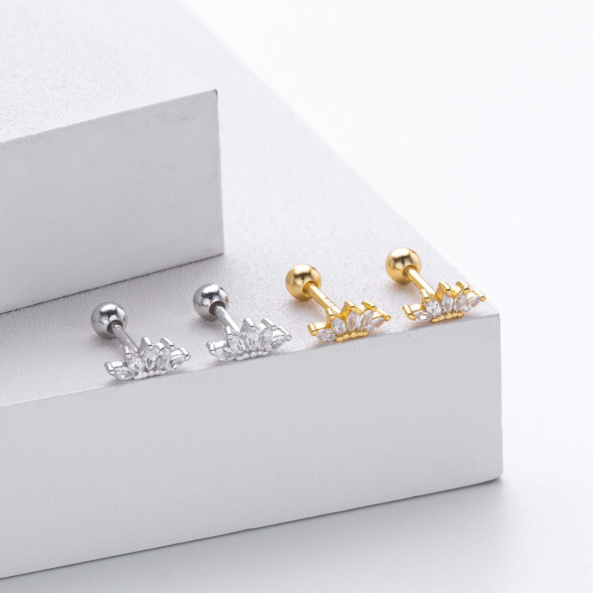 Damen Ohrstecker mit eleganter Krone aus hochwertigem 925 Sterling Silber Shop Nory