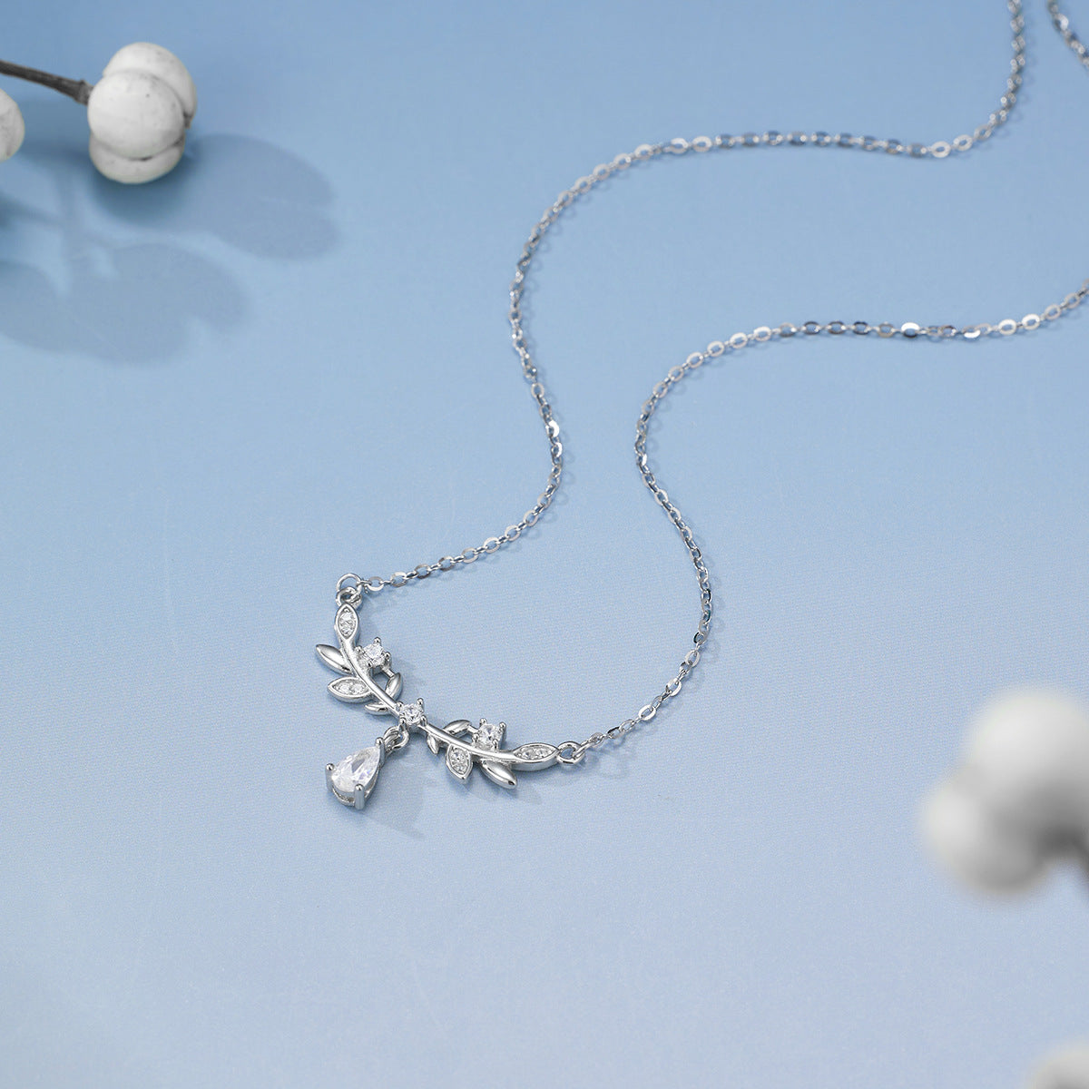 Damen Halskette mit filigranem Blattdesign und funkelnden Zirkonia Shop Nory