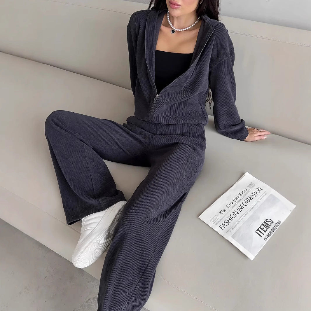 Damen kurz geschnittene Kapuzenjacke und Jogginghose Set aus Cordoptik Shop Nory
