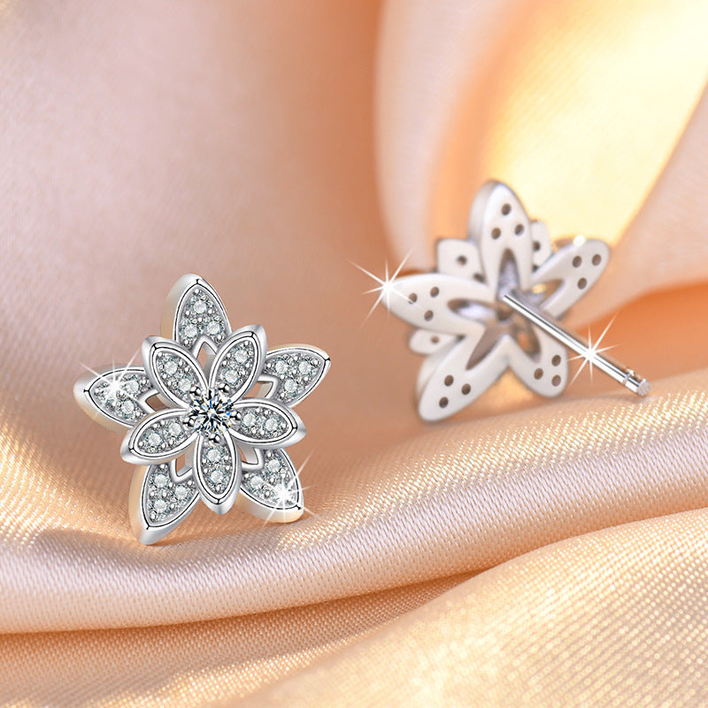 Damen Ohrstecker mit floralen Design und funkelnden Zirkonia Shop Nory