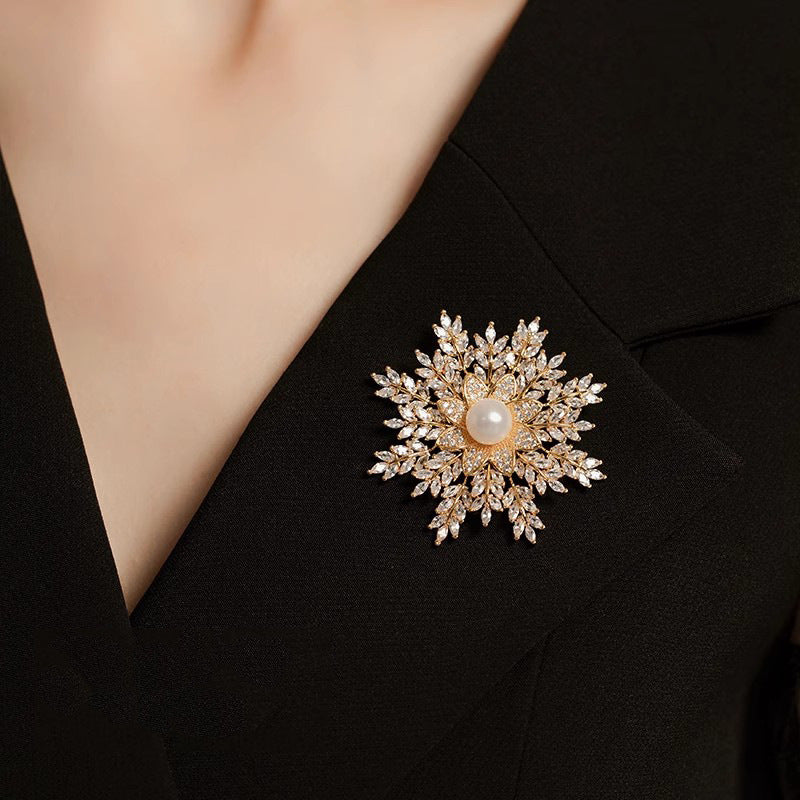 Elegante Perlenbrosche Florales Stern-Design mit Zirkonia Verziert