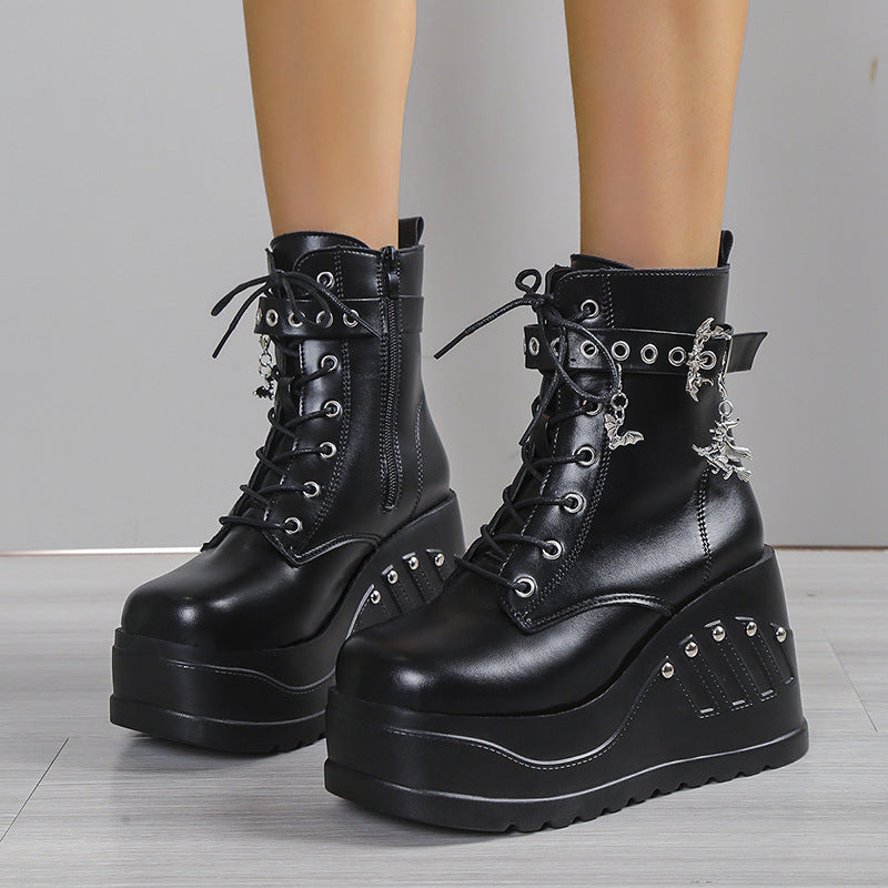 Damen nan Gothic Plateau-Stiefelette mit Schnürung, Ösenriemen und Anhänger-Details Shop Nory