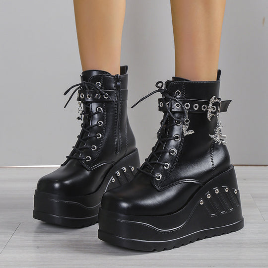 Damen nan Gothic Plateau-Stiefelette mit Schnürung, Ösenriemen und Anhänger-Details Shop Nory