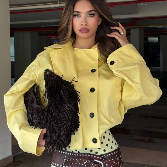 Damen Kurze Boxy-Jacke mit Reverskragen, Kontrastknopf-Detail und dreiviertel Ärmeln Shop Nory
