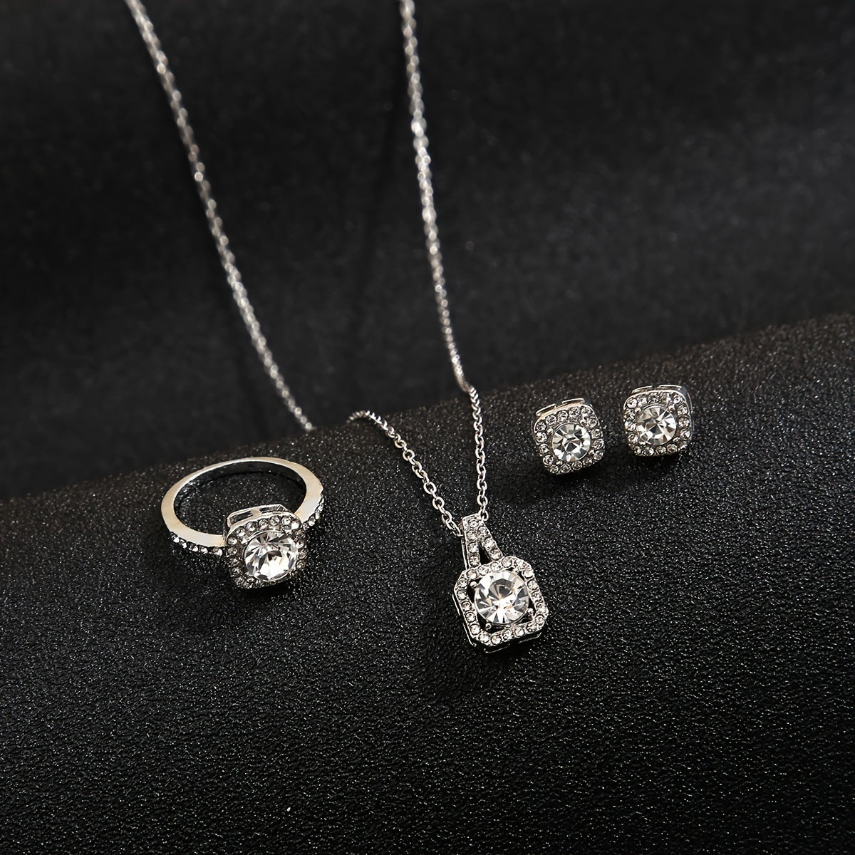 Damen Schmuckset mit funkelnden Kristallen und eleganten Designs Shop Nory