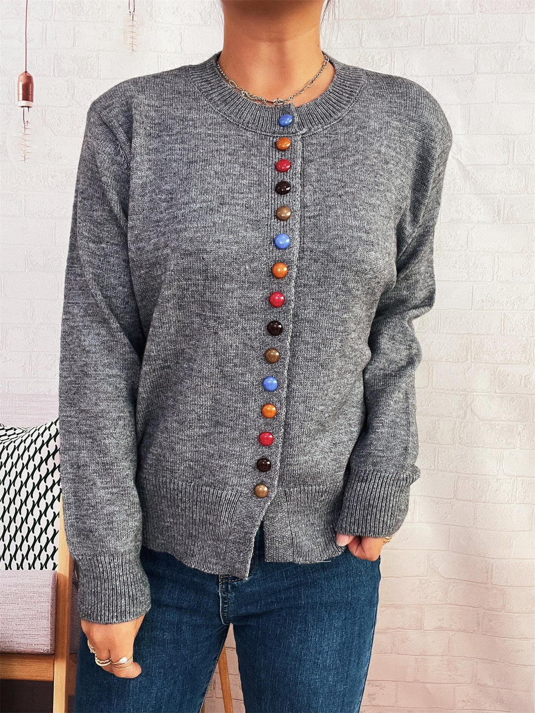 Damen stilvolle Strickjacke mit bunten Knöpfen