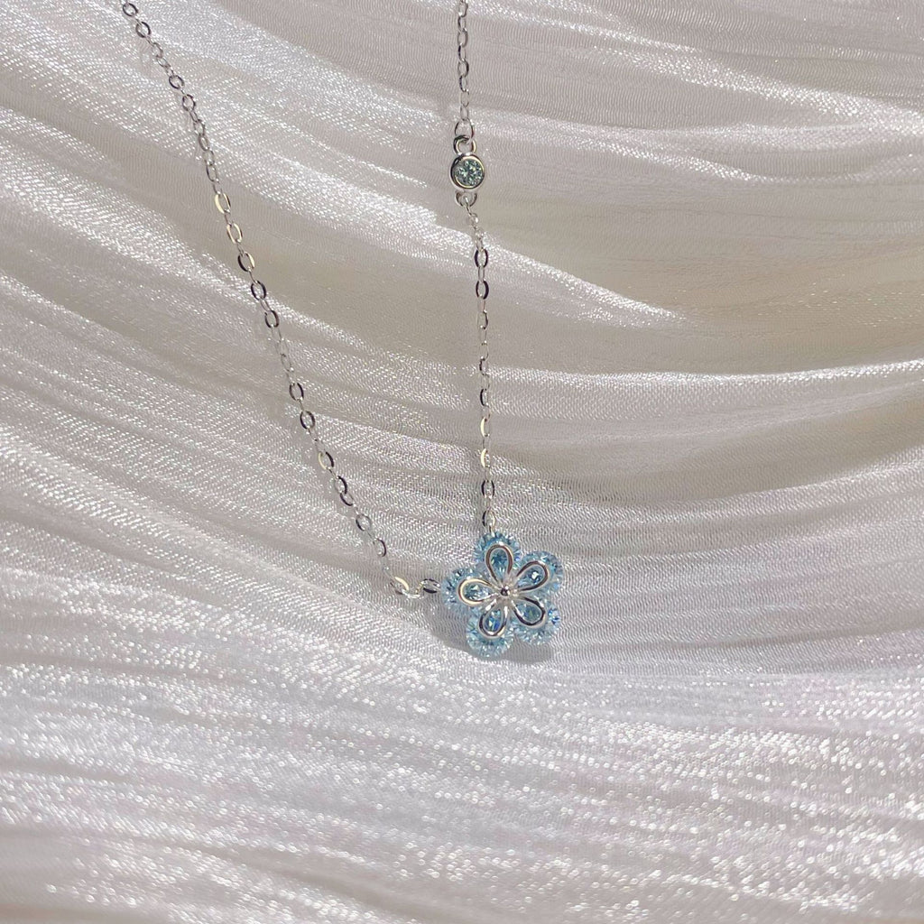Damen elegante Halskette mit floralem Anhänger und Zirkonia Shop Nory