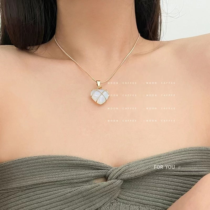 Damen Halskette mit einem eleganten, herzförmigen Anhänger aus hochwertigem Mineral Shop Nory