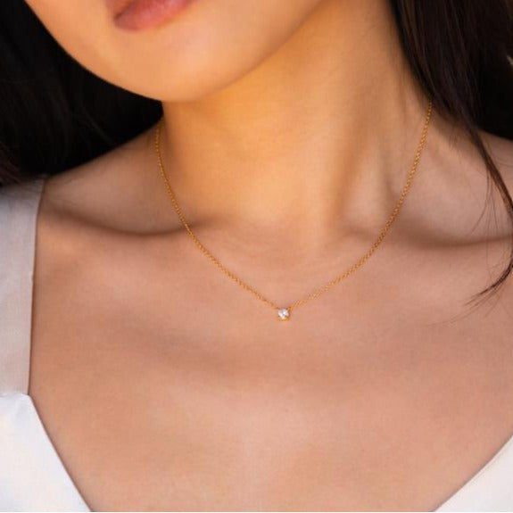 Damen Halskette mit funkelndem Zirkonia-Anhänger und zartem Kettendesign Shop Nory