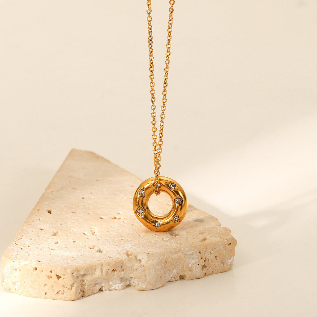 Damen Halskette mit glitzerndem Anhänger und schickem Ketten-Design Shop Nory