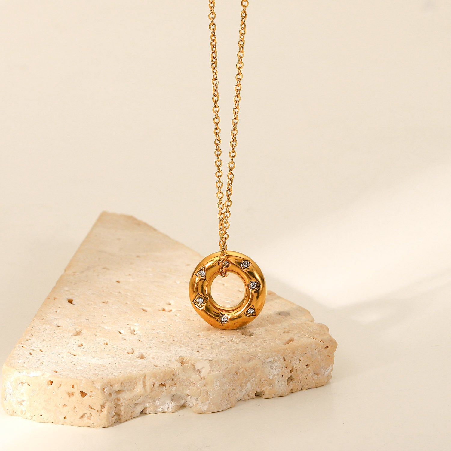 Damen Halskette mit glitzerndem Anhänger und schickem Ketten-Design Shop Nory