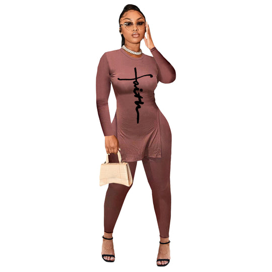 Damen Enganliegendes zweiteiliges Lounge-Set mit langem Shirt, figurbetonten Leggings und vertikalem Schriftzug Shop Nory