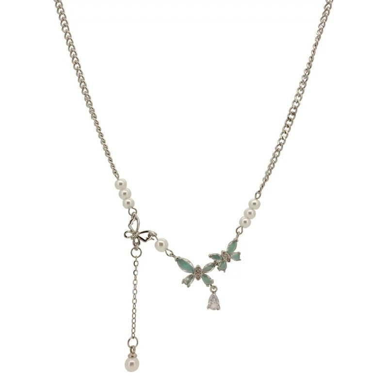 Damen Halskette mit kunstvollem Schmetterlingsanhänger und eleganten Perlendetails Shop Nory