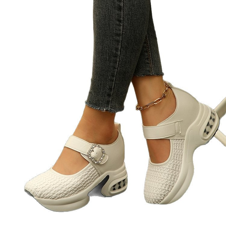 Damen Plateausneaker-Mules mit gestricktem Obermaterial, Schmuckriemen und skulpturierter Luftsohle Shop Nory