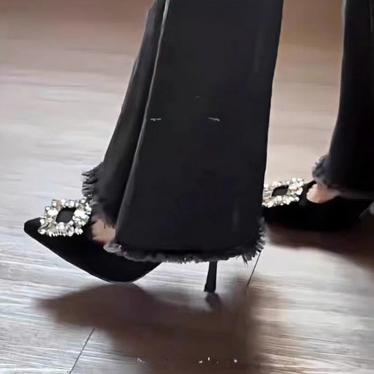 Damen Samt‑Mules mit spitzer Zehenpartie, funkelnder Kristallbrosche und schlankem Stiletto Shop Nory