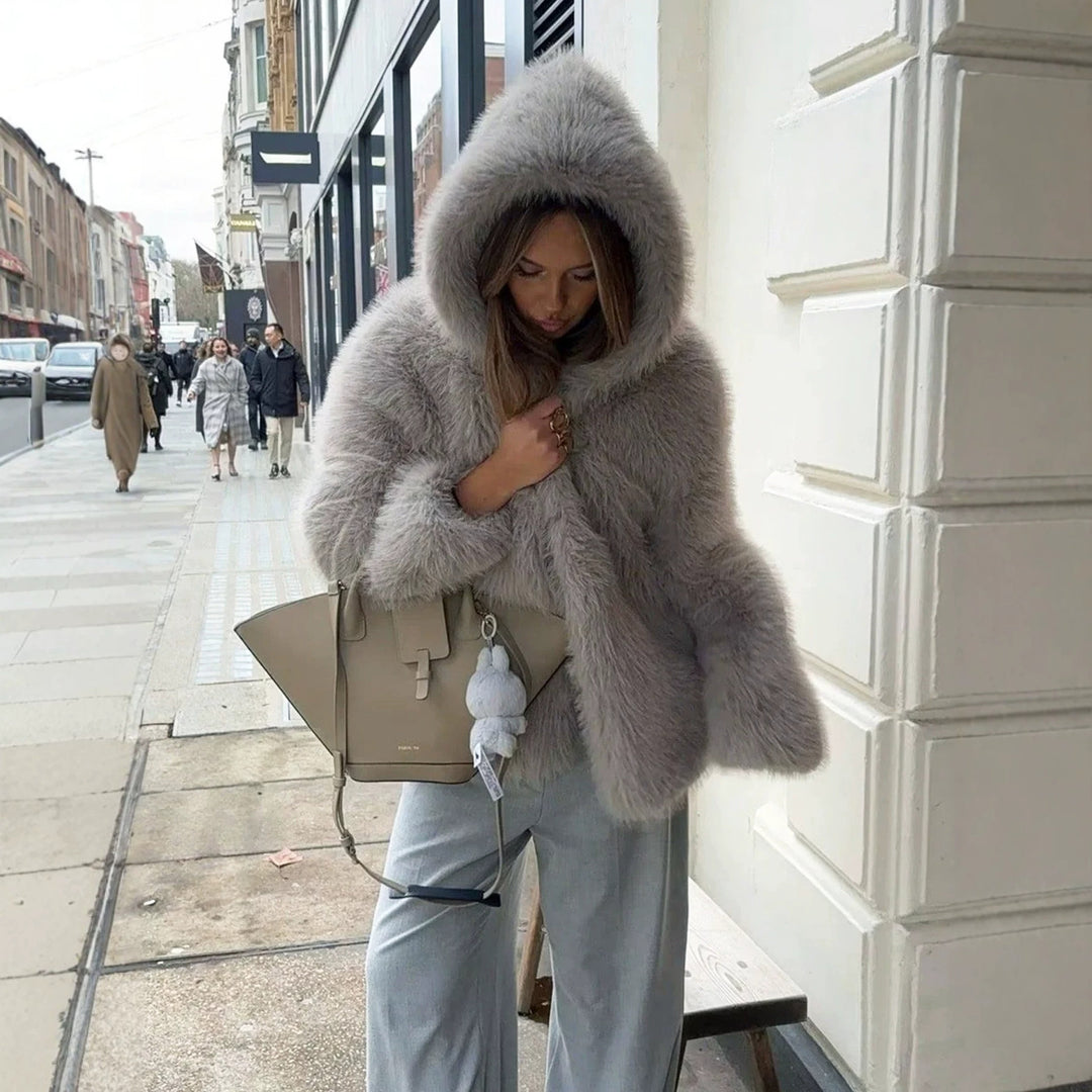Damen Kurzblouson aus langfaserigem Shaggy‑Faux‑Fur mit hohem Schalkragen und klarer Boxy‑Silhouette Shop Nory