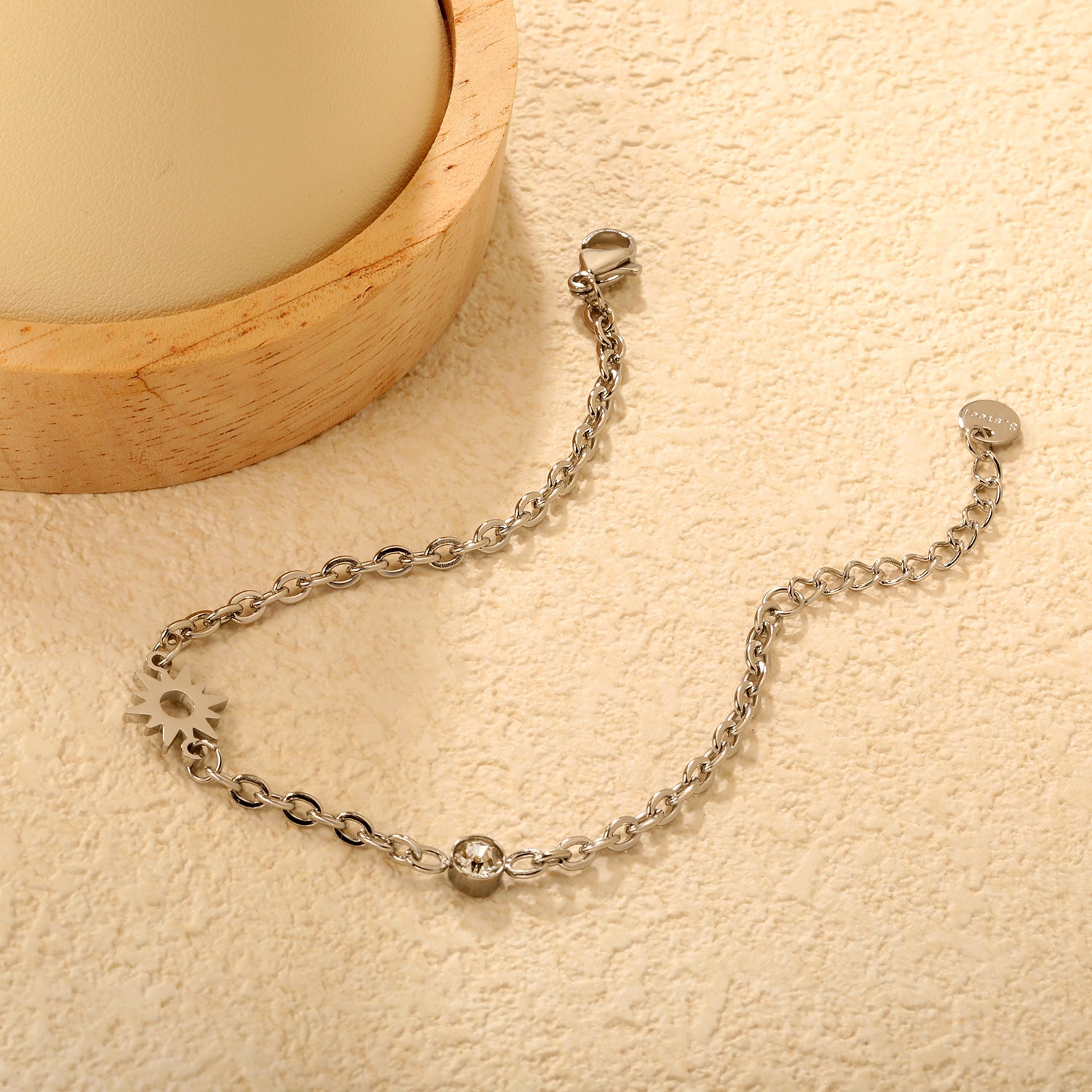 Damen Armband mit funkelndem Sonnensymbol und eleganter Gliederkette Shop Nory