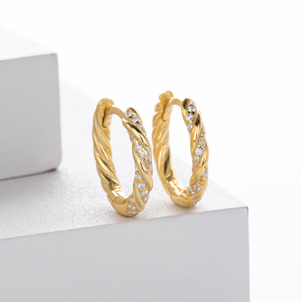 Damen Creolenohrringe mit raffiniertem Zopfdesign und funkelnden Zirkonsteinen Shop Nory
