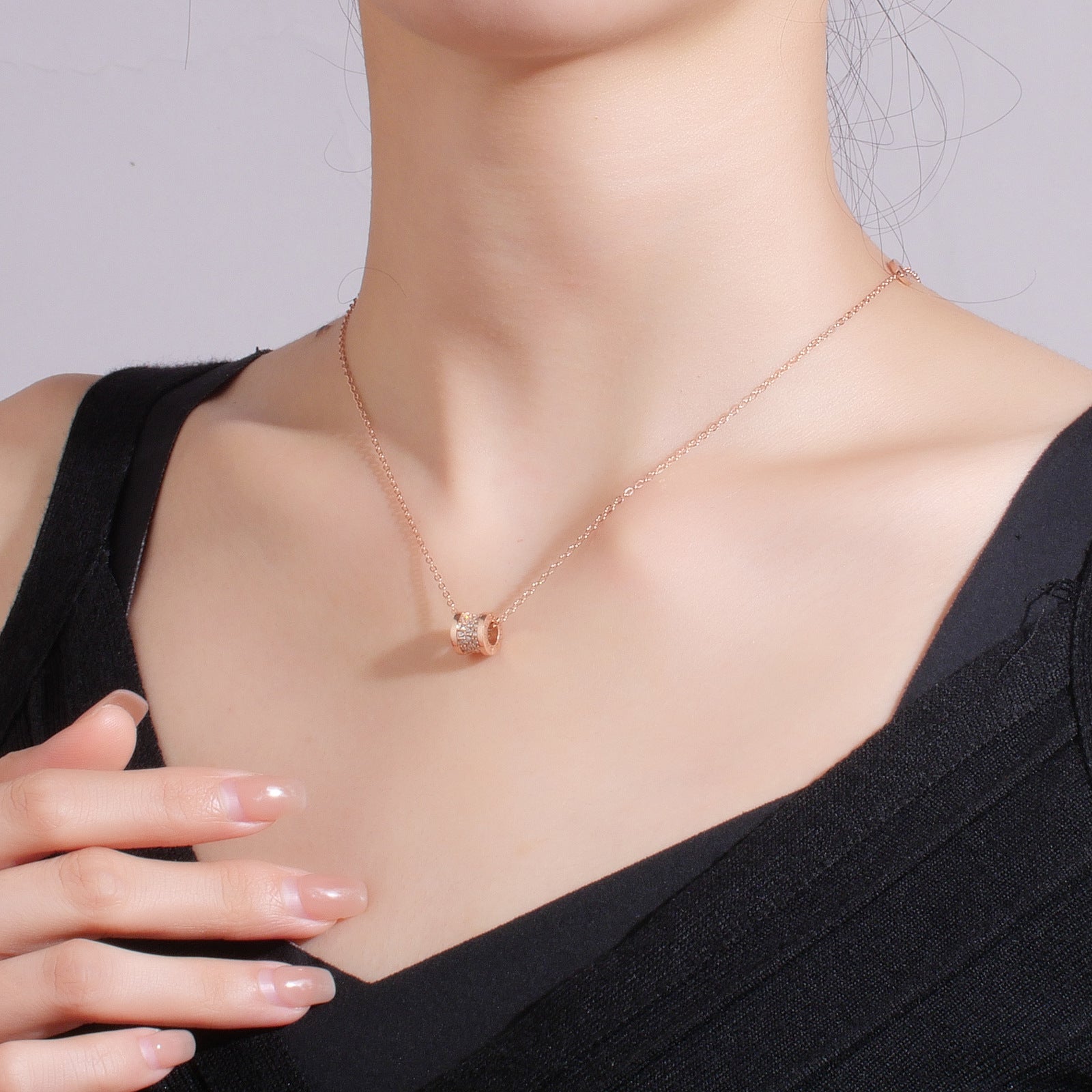 Damen Halskette mit funkelndem Anhänger und eleganten Zirkonia-Verzierungen Shop Nory