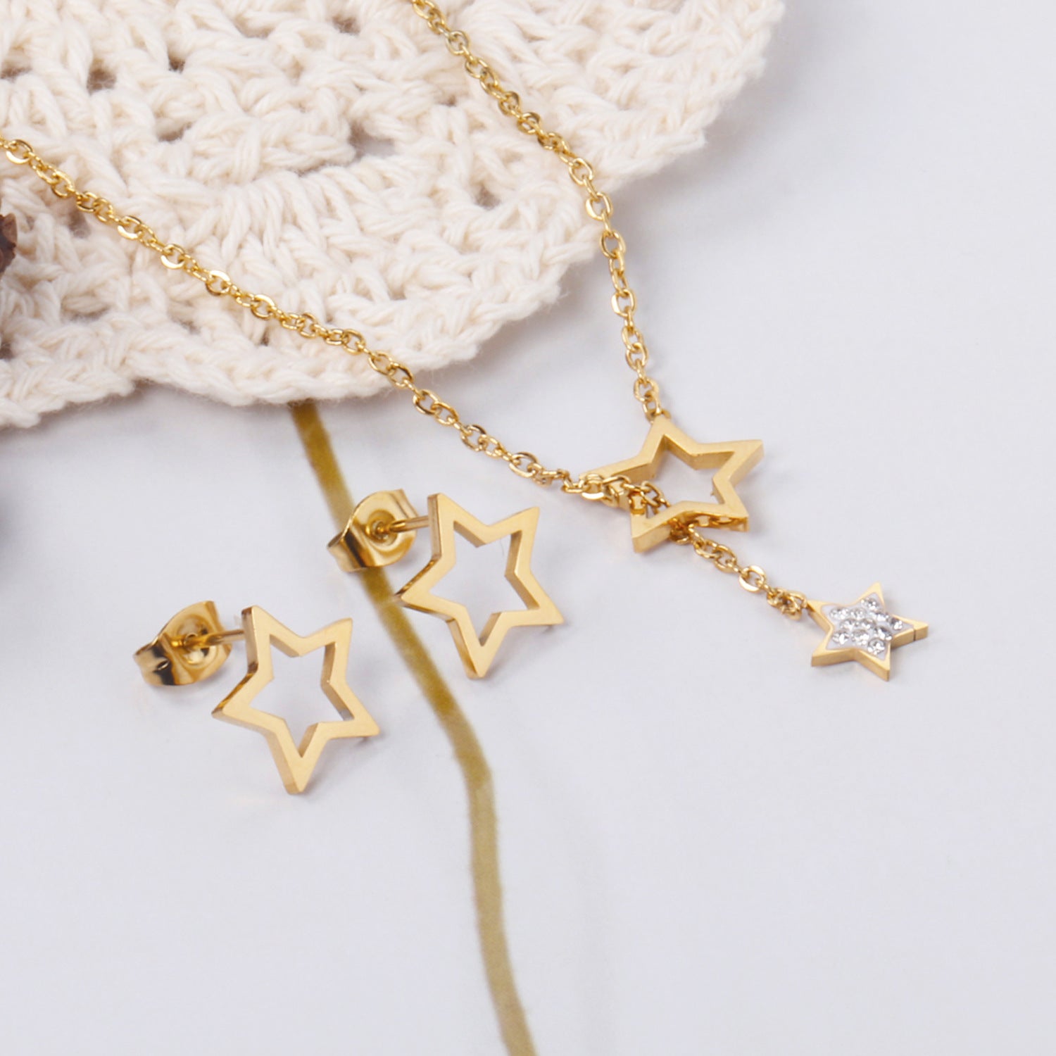 Damen Schmuckset mit goldplattierten Sternanhängern und funkelnden Zirkonia Shop Nory