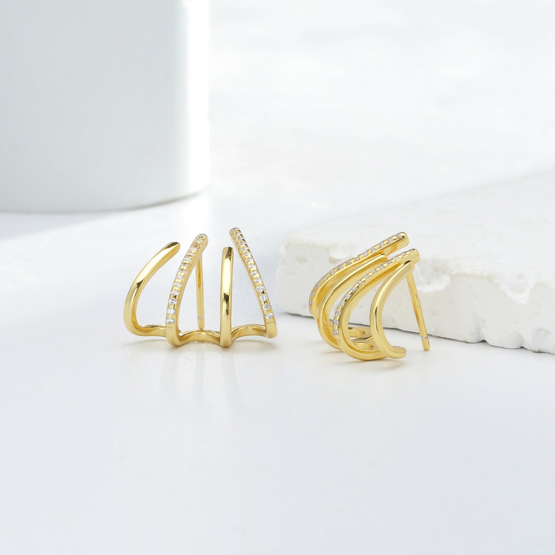 Damen Ohrstecker mit geschwungenem Design und funkelnden Kristalldetails Shop Nory
