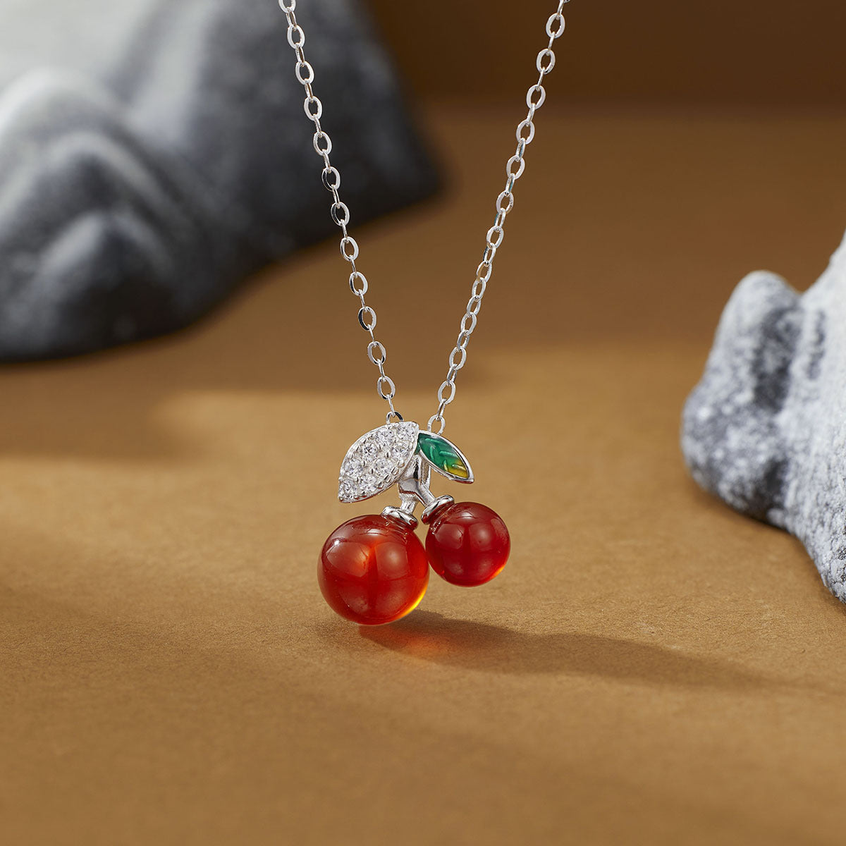 Damen Halskette mit kunstvoll gestaltetem Kirschanhänger und funkelnden Zirkonia Shop Nory