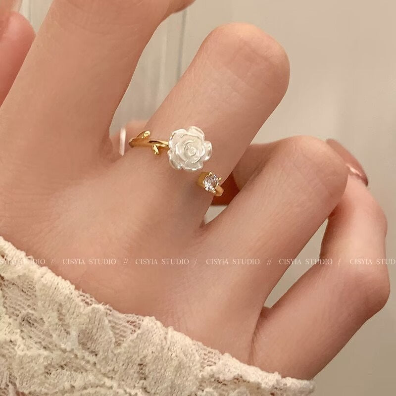 Damen Ring mit floralem Design und funkelnden Akzenten Shop Nory