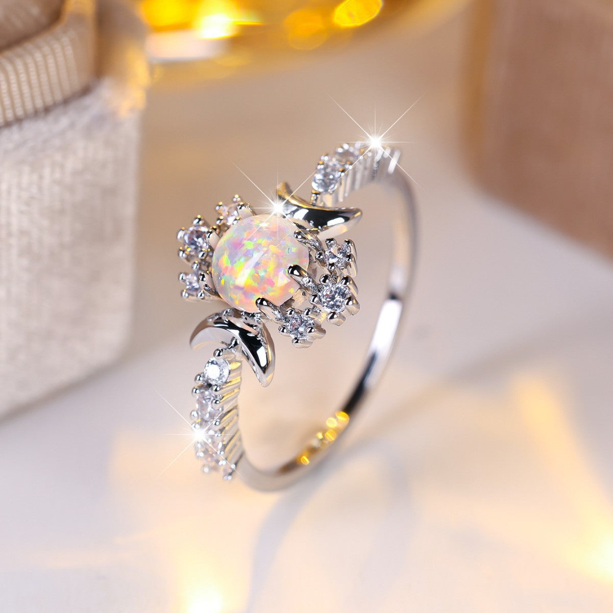 Damen Ring mit schimmerndem Opalsteinglanz und funkelnden Zirkonia-Elementen Shop Nory