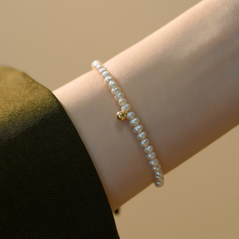 Damen Elegante Süßwasserperlen- und Goldakzentarmband Shop Nory