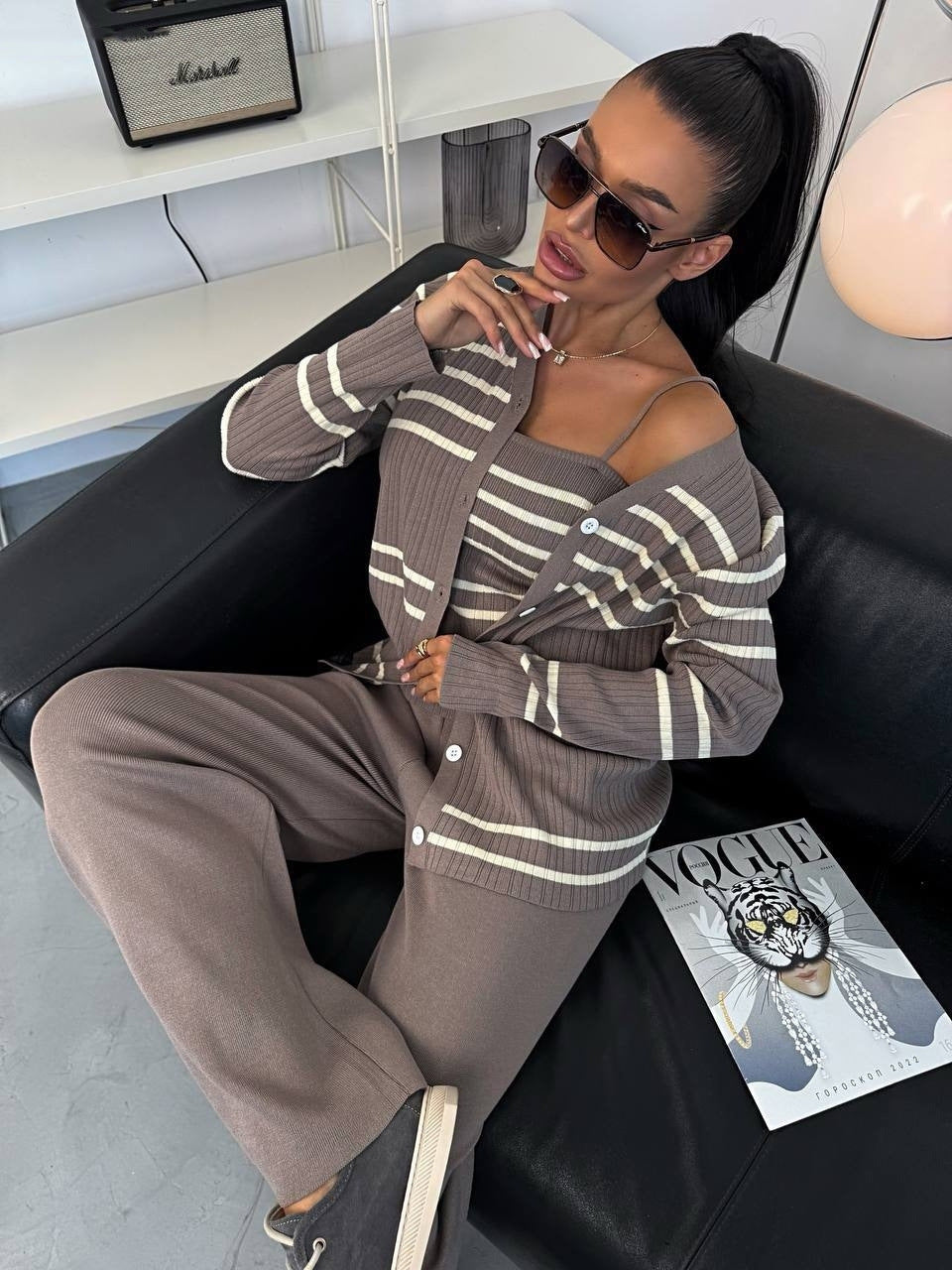 Damen Strick-Loungewear-Set aus Feinripp mit Button-Cardigan, Spaghetti-Top und weitem Jogger Shop Nory