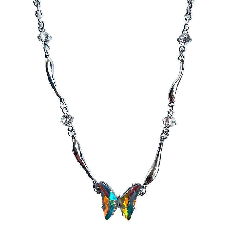 Damen Halskette mit funkelndem Schmetterlingsanhänger und eleganten Gliederketten Shop Nory