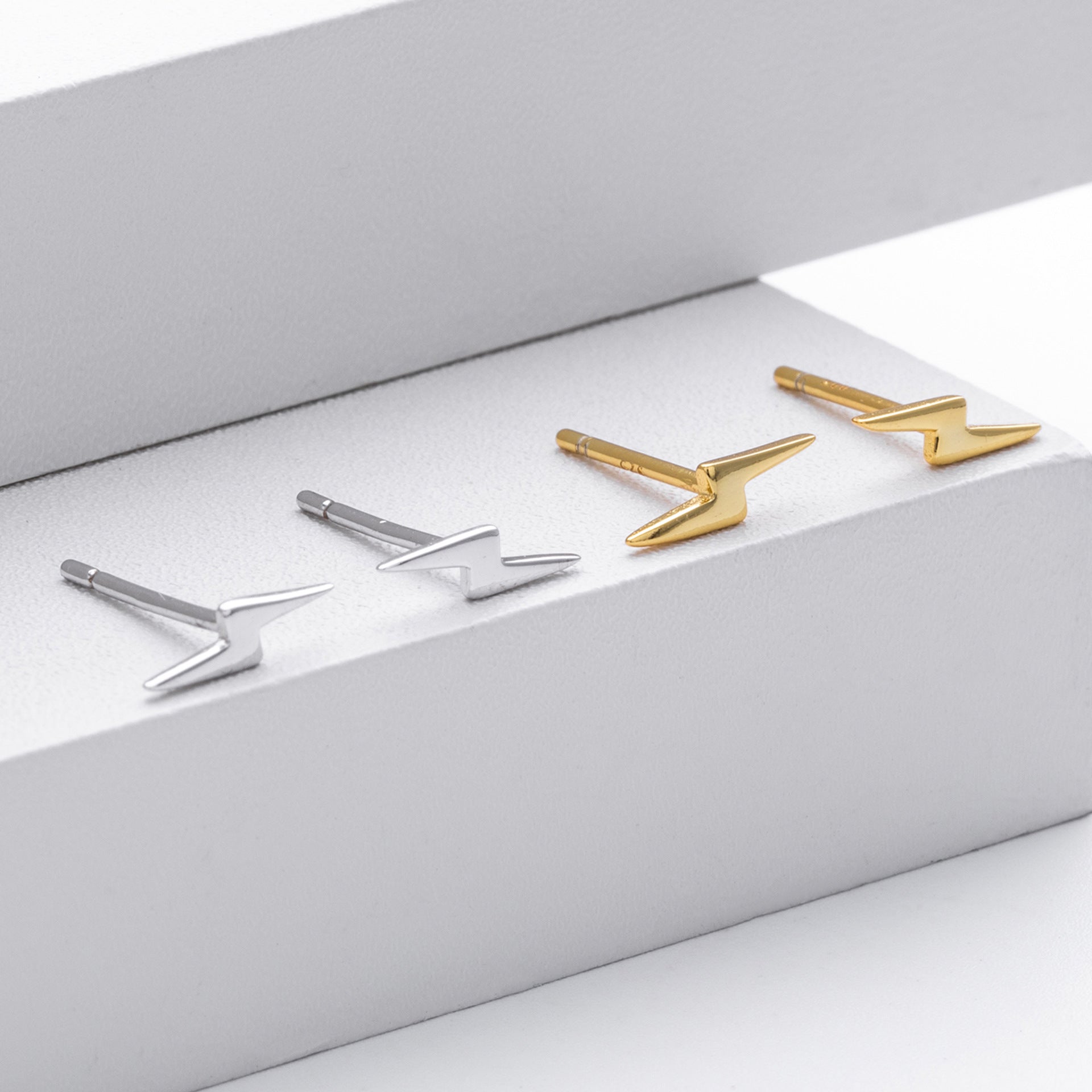 Damen Ohrstecker im modernen Blitzdesign aus hochwertigem 925 Sterling Silber Shop Nory