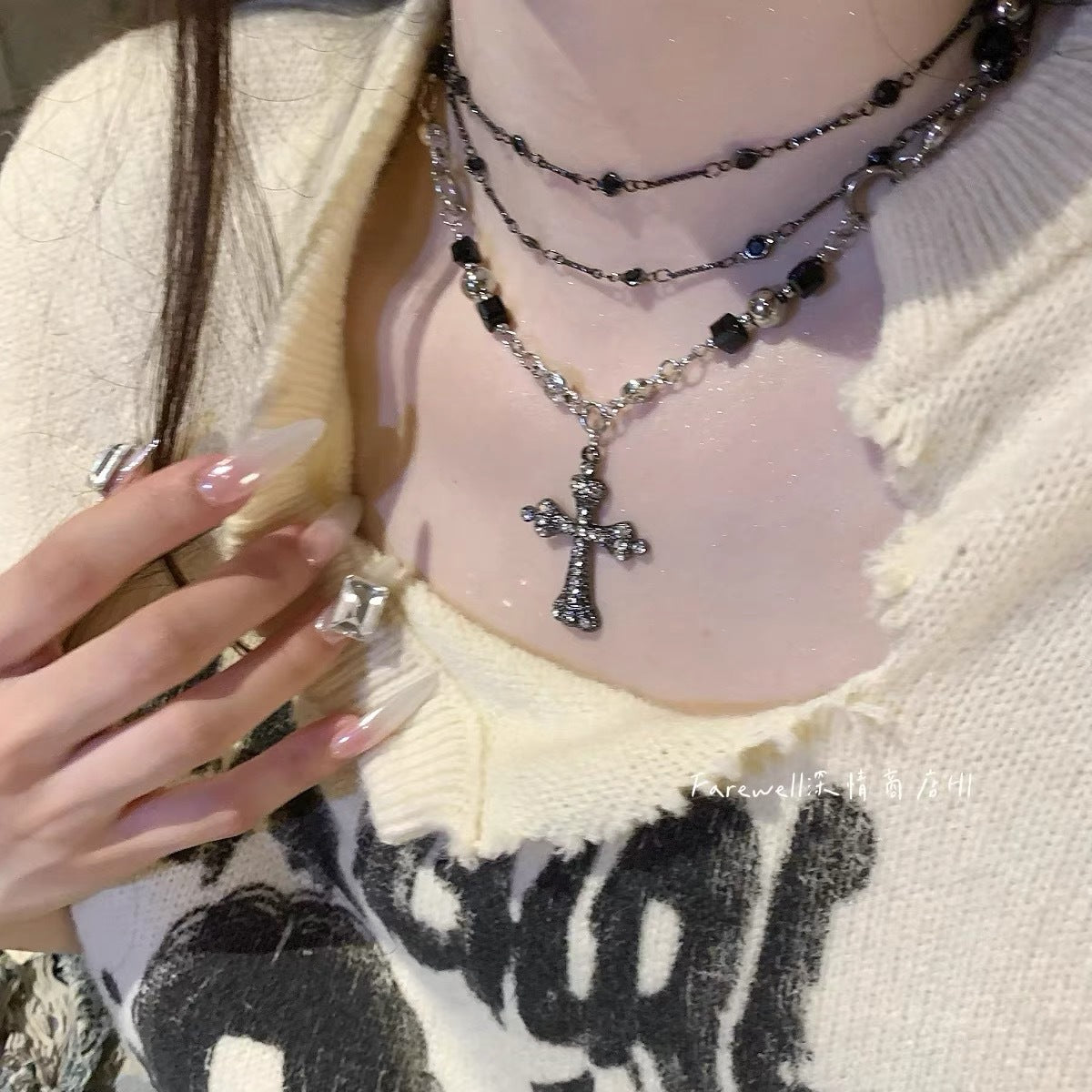 Damen mehrlagige Kette mit funkelndem Kreuzanhänger und eleganten Gliederkettendetails Shop Nory
