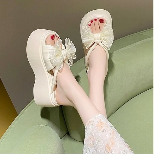 Damen Plateau‑Pantolette mit hoher Wedgesohle und organza‑Blütenapplikation Shop Nory