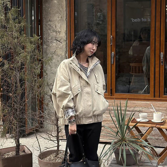 Damen Kurzjacke im Bomberstil mit Stehkragen, Kinnriemen und kariertem Ärmelfutter Shop Nory