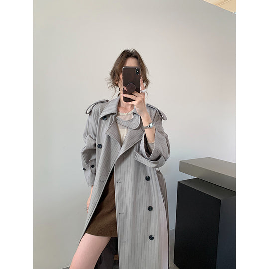 Damen Nadelstreifen-Trench mit kastiger Silhouette, Schulterpatten und verdecktem Bindegürtel Shop Nory