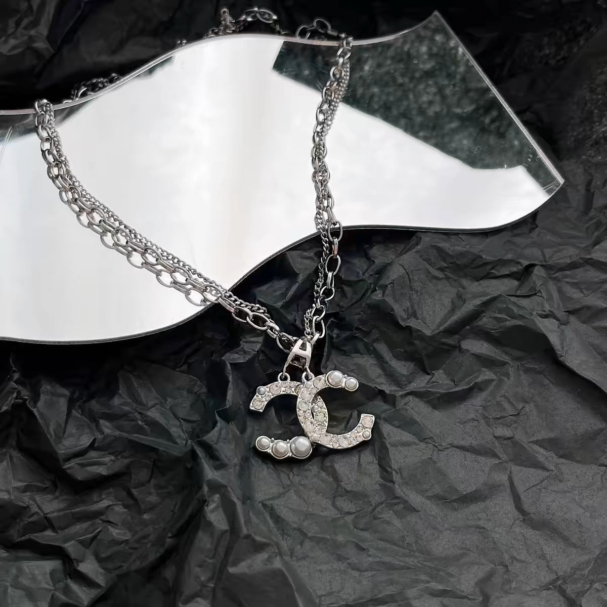 Damen Kette mit funkelndem Logoanhänger und Perlendetails Shop Nory