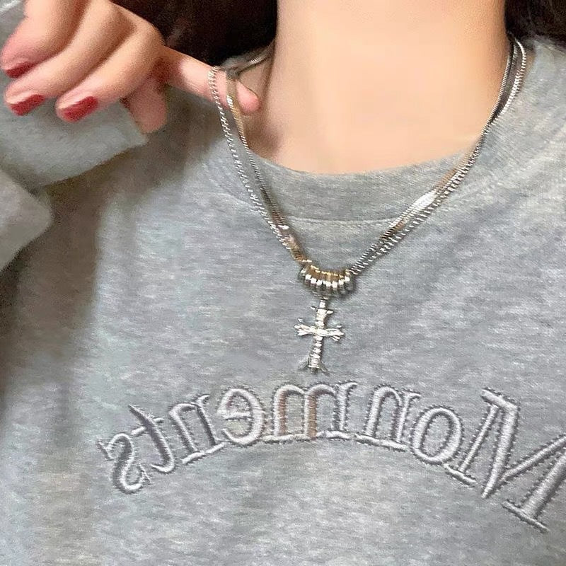 Damen Kette mit kunstvollem Kreuzanhänger und eleganten Metallakzenten Shop Nory