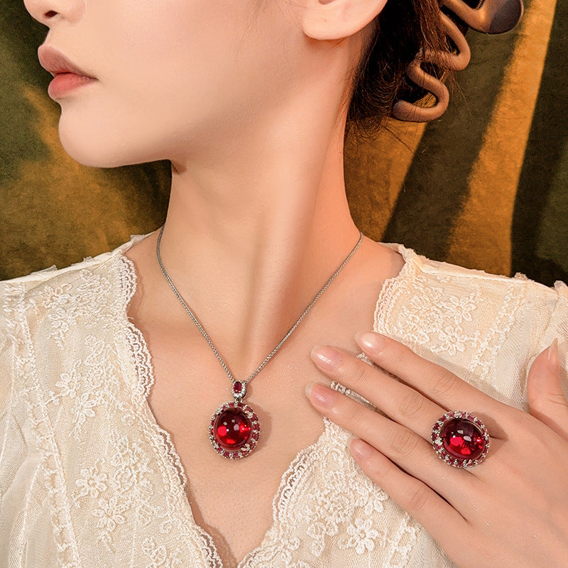 Luxuriöse Cabochon-Topas-Anhänger-Halskette mit Halo-Rubin-Akzenten