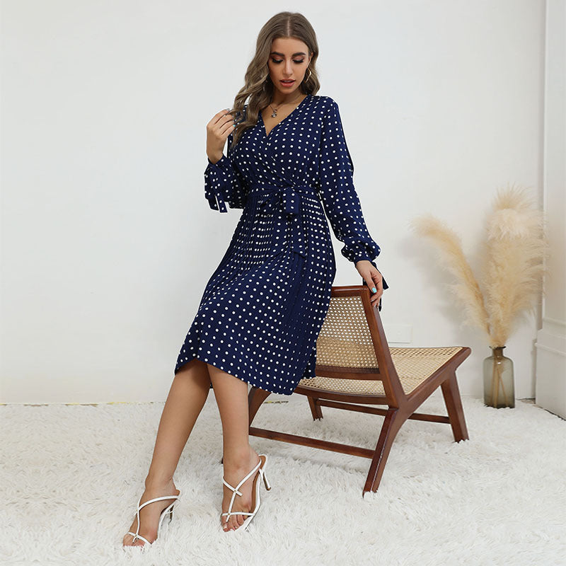 Damen Polka-Dot Wickelkleid mit V‑Ausschnitt, Bindegürtel und plissiertem Midirock Shop Nory