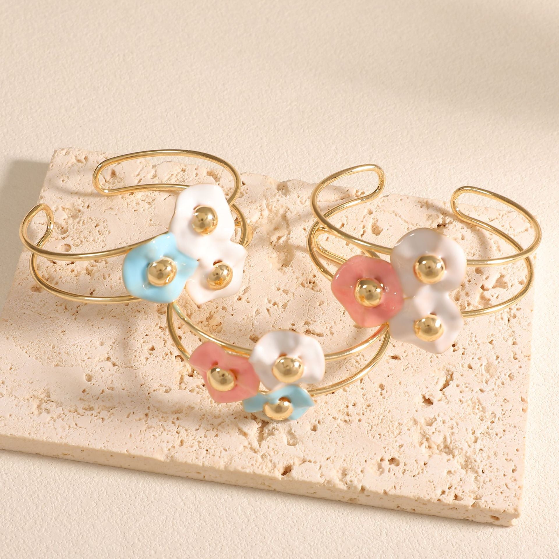 Damen Armreif mit kunstvollem Blumendesign Shop Nory
