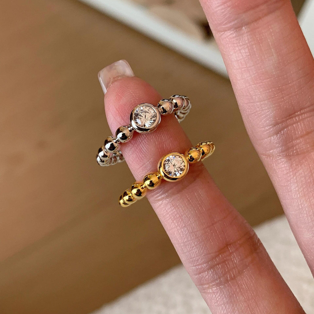 Damen Ring mit funkelnden Zirkonia-Details und elegantem Kugeldesign Shop Nory