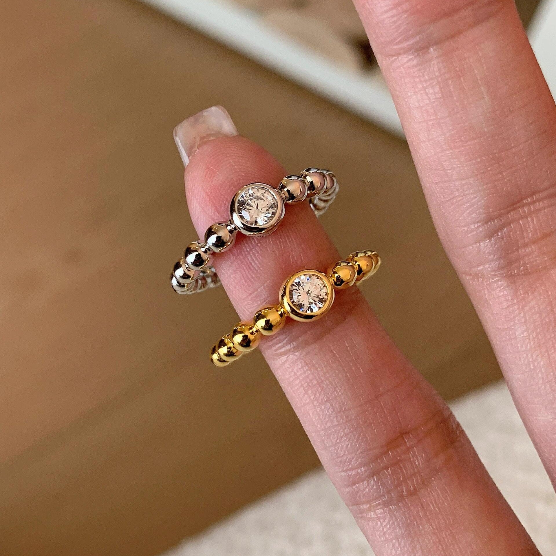 Damen Ring mit funkelnden Zirkonia-Details und elegantem Kugeldesign Shop Nory