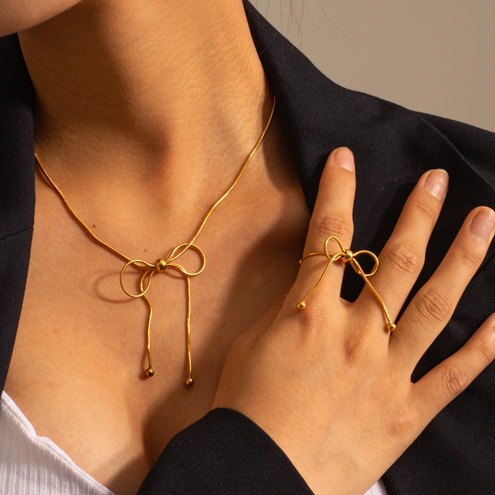 Damen Halskette mit verspieltem Schleifen-Design und eleganten Edelstahl-Details Shop Nory