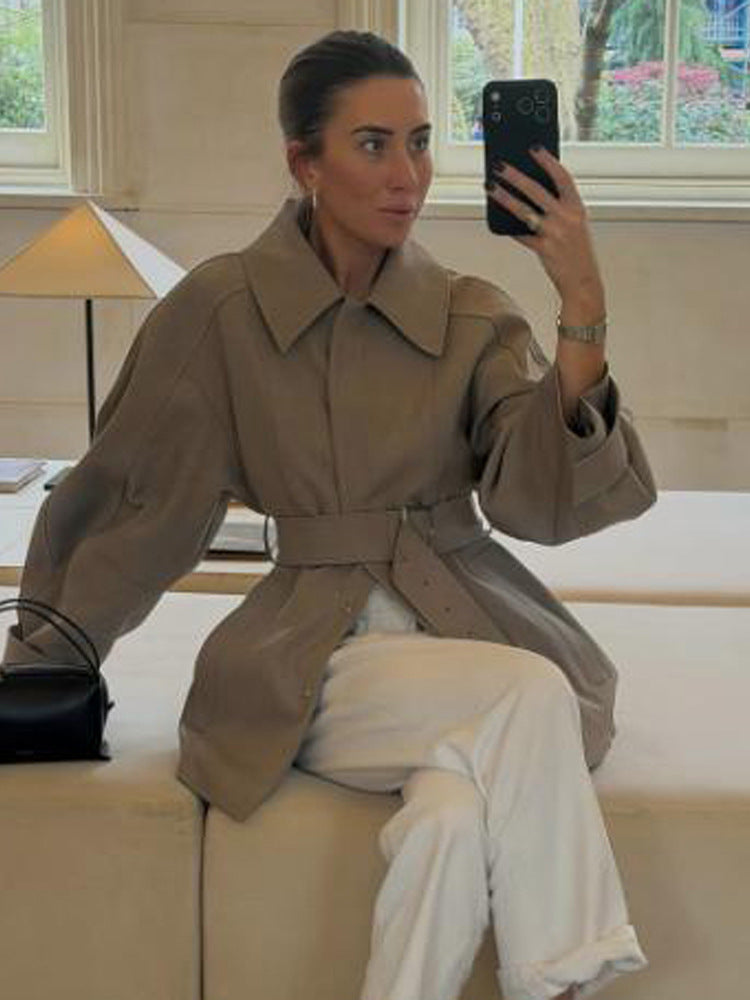 Damen Kurztrench mit Taillengürtel, überschnittener Schulter und voluminösen Ballonärmeln Shop Nory